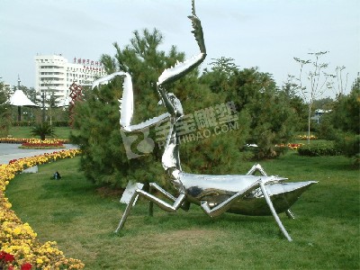 研究院園林景觀鏡面螳螂不銹鋼雕塑定制