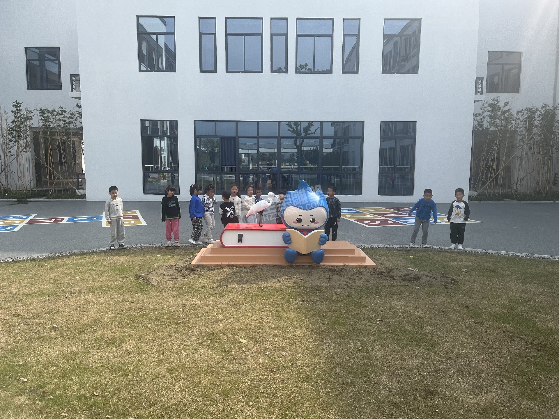 湖州吳山區(qū)愛山小學(xué)玻璃鋼雕塑、不銹鋼雕塑項(xiàng)目